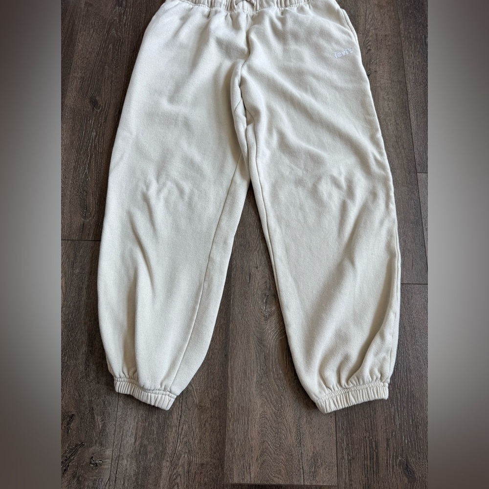 Levi’s sweatpants. Women’s size small. Tan in color. Good used condition!